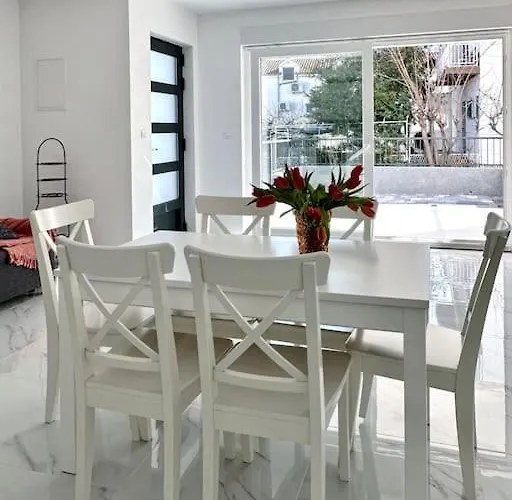 Cosy New Near The Sea